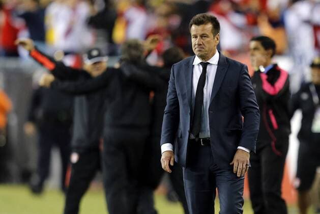 Brazil s coach Carlos Dunga (R) is seen during the Copa America Centenario 2016 match against Peru at the Gillete stadium in Foxborough, USA, 12 June 2016. BRASIL VS. PERU !ACHTUNG: NUR REDAKTIONELLE NUTZUNG!  20160613-636014176618542434