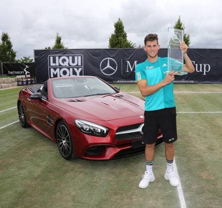 Bilder des Tages - SPORT Tennis MercedesCup Stuttgart 13.06.2016 Tennis MedercedesCuo 2016 Stuttgart beim TC Weisswenhof Turniersieger Dominik Thiem (AUT) mit Siegerpokal und Siegerauto Mercedes SL Roadster.