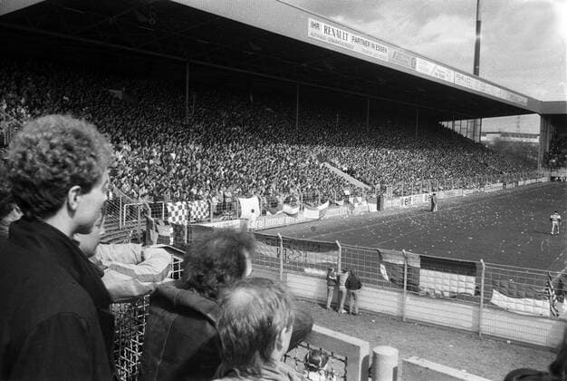 Fußball, Stadiongeschichte Rot-Weiß Essen Rot-Weiss-Essen - Schwarz-Weiss Essen Tribüne Stadion Hafenstraße vollbesetzt 08.04.1985 HM