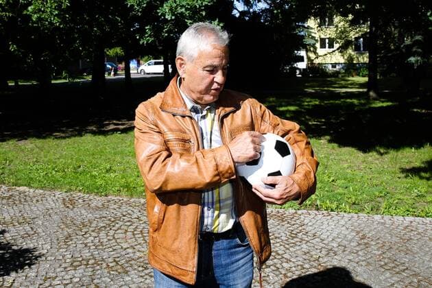 Trainer Claus Kreul (1. FC Magdeburg,FC Hansa Rostock,FC Karl Marx Stadt,DDR,Deutschland) - Fotoshooting mit dem ehemaligen DDR Nachwuchsauswahltrainer und Trainer vom 1. FC Magdeburg und FC Hansa Rostock in Magdeburg - Einzelbild,Deutschland, Fussball, Mann, Maenner,10.06.2016
