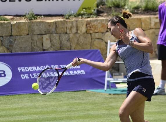 Serbian Jelena Jankovic returns the ball to couple Eugenie Bouchard and Sabine Lisicki during the firts round of the Mallorca Open 2016 played at Santa Ponsa court in Majorca, Balearics Islands, Spain on 13 June 2016. Eugenie Bouchard and Sabine Lisicki vs Jelena Jankovic and Aleksandrina Naydenova !ACHTUNG: NUR REDAKTIONELLE NUTZUNG!  20160613-636014409395064599