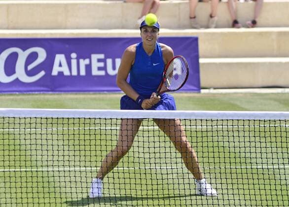 Bilder des Tages - SPORT German Sabine Lisicki returns the ball to couple Jelena Jankovic and Aleksandrina Naydenova during the firts round of the Mallorca Open 2016 played at Santa Ponsa court in Majorca, Balearics Islands, Spain on 13 June 2016. Eugenie Bouchard and Sabine Lisicki vs Jelena Jankovic and Aleksandrina Naydenova !ACHTUNG: NUR REDAKTIONELLE NUTZUNG!  20160613-636014409460116599