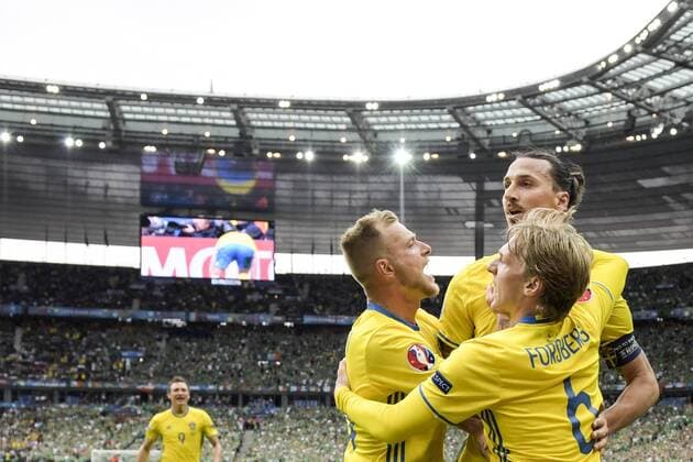 160613 Sveriges John Guidetti och Emil Forsberg kramar om Zlatan Ibrahimovic som spelat in bollen pa en Irländsk försvarare vilket resulterade i 1-1 i fotbollsmatchen mellan Irland och Sverige under fotbolls-EM den 13 juni 2016 i Saint-Denis.  Copyright: JOELxMARKLUND BB160613JM111