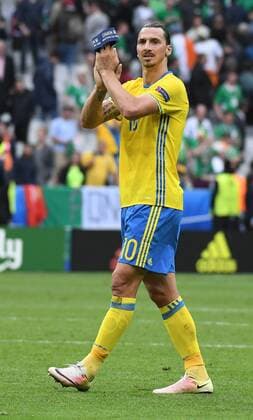13.06.2016, xpsx, Fussball EM 2016, Irland . Schweden, emspor, v.l. Zlatan Ibrahimovic (Schweden) bedankt bedanken sich bei den Fans Paris