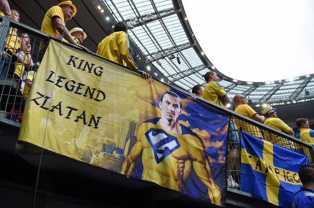 FUSSBALL EURO 2016 GRUPPE E IN PARIS Irland - Schweden 13.06.2016 Fans huldigen ihre Legende Zlatan Ibrahimovic mit einem Plakat