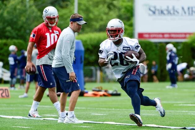 Monday, June 13, 2016: New England Patriots offensive coordinator Josh McDaniels watches running back James White (28) run a drill at the New England Patriots organized team activities held on the practice field at Gillette Stadium, in Foxborough, Massachusetts. NFL American Football Herren USA 2016: Patriots OTA JUN 13 - ZUMAc04_