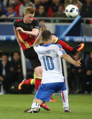 Belgium s Kevin De Bruyne and Italy s Thiago Motta fights for the ball during a soccer game between Belgian national soccer team Red Devils and Italy, in group E of the group stage of the UEFA EURO EM Europameisterschaft Fussball 2016 European Championships, Monday 13 June 2016 in Lyon, France. VIRGINIExLEFOUR  x04870614x