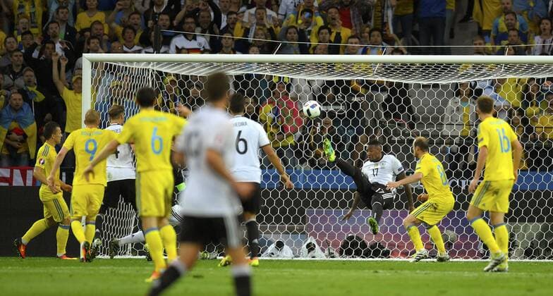12.06.2016, Fussball EM-2016 Frankreich, Vorrunde, Deutschland - Ukraine, im Stade Pierre Mauroy in Lille (Frankreich). Jerome Boateng (Deutschland) rettet den Ball von der Linie. 