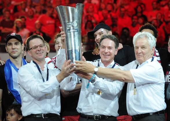 12.06.2016 - Basketball - Saison 2015 2016 - 1. Bundesliga Beko BBL - 3. Finalspiel: Brose Baskets Bamberg - ratiopharm Ulm - HMI - Rolf Beyer (Geschäftsführer Brose Baskets Bamberg), Michael Stoschek (Aufsichtsratsvorsitzender der Bamberger Basketball GmbH) und Norbert Siepen (Präsident Brose Baskets Bamberg) halten den Meisterpokal