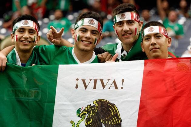Copa America, Mexiko - Venezuela Mexico fans hold a national flag before the Copa America Group C match between Mexico and Venezuela at NRG stadium in Houston, Texas, United States, 13 June 2016. EFE Juan Carlos Cardenas MEXICO - VENEZUELA !ACHTUNG: NUR REDAKTIONELLE NUTZUNG!  HST001 20160614-636014636917198519