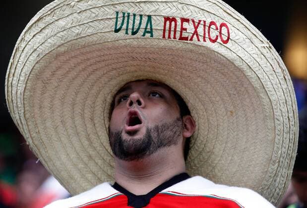 Copa America, Mexiko - Venezuela A Mexico fan sings the national anthem before the Copa America Group C match between Mexico and Venezuela at NRG stadium in Houston, Texas, United States, 13 June 2016. EFE Juan Carlos Cardenas MEXICO - VENEZUELA !ACHTUNG: NUR REDAKTIONELLE NUTZUNG!  HST004 20160614-636014655381042008