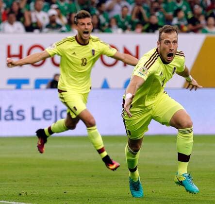 Copa America, Mexiko - Venezuela Venezuela s Jose Manuel Velazquez (R) celebrates his 0-1 goal before Mexico during their Copa America 2016 match at NRG Stadium in Houston, Texas, United States, 13 June 2016. MEXICO VS VENEZUELA !ACHTUNG: NUR REDAKTIONELLE NUTZUNG!  HST010 20160614-636014680693565698