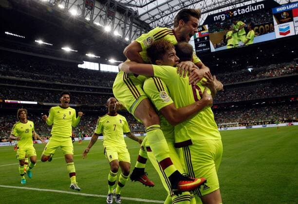 Copa America, Mexiko - Venezuela Venezuela players celebrate Jose Manuel Velazquez s 0-1 goal before Mexico during their Copa America 2016 match at NRG Stadium in Houston, Texas, United States, 13 June 2016. MEXICO VS VENEZUELA !ACHTUNG: NUR REDAKTIONELLE NUTZUNG!  HST015 20160614-636014687793593698