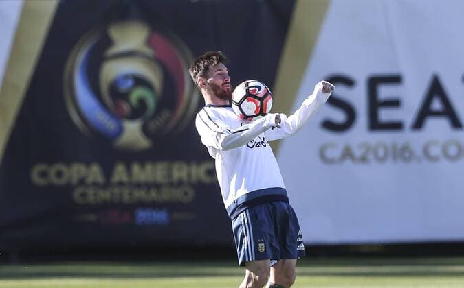 Argentina player Lionel Messi kicks a ball during a training session of the team at the Starfire Sports in Seattle, Washington, United States, 13 June 2016. Argentina will face Bolivia tomorrow during their Copa America Group D match. EFE David Fernandez ARGENTINA S TRAINING SESSION !ACHTUNG: NUR REDAKTIONELLE NUTZUNG!  SEA003 20160614-636014727141281388