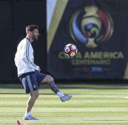 Argentina player Lionel Messi kicks a ball during a training session of the team at the Starfire Sports in Seattle, Washington, United States, 13 June 2016. Argentina will face Bolivia tomorrow during their Copa America Group D match. EFE David Fernandez ARGENTINA S TRAINING SESSION !ACHTUNG: NUR REDAKTIONELLE NUTZUNG!  SEA006 20160614-636014727812081388