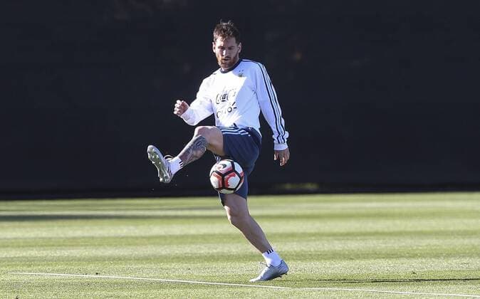 Argentina player Lionel Messi kicks a ball during a training session of the team at the Starfire Sports in Seattle, Washington, United States, 13 June 2016. Argentina will face Bolivia tomorrow during their Copa America Group D match. EFE David Fernandez ARGENTINA S TRAINING SESSION !ACHTUNG: NUR REDAKTIONELLE NUTZUNG!  SEA008 20160614-636014727837197388