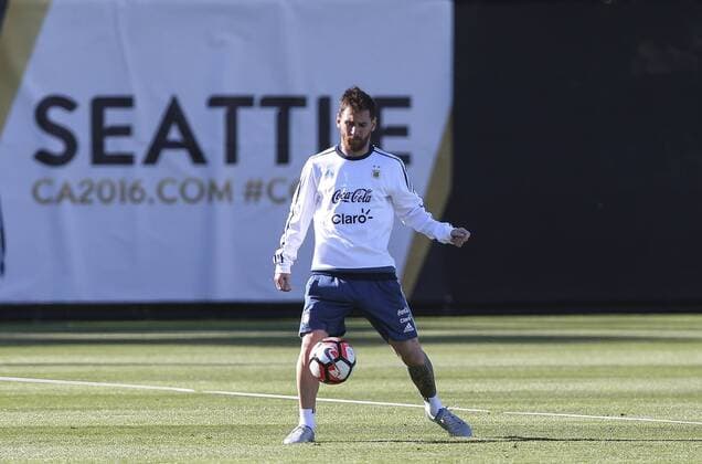 Argentina player Lionel Messi kicks a ball during a training session of the team at the Starfire Sports in Seattle, Washington, United States, 13 June 2016. Argentina will face Bolivia tomorrow during their Copa America Group D match. EFE David Fernandez ARGENTINA S TRAINING SESSION !ACHTUNG: NUR REDAKTIONELLE NUTZUNG!  SEA010 20160614-636014728495985388