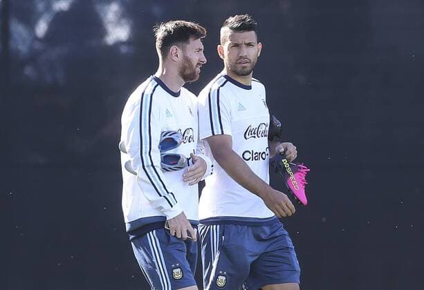 Argentina player Lionel Messi (L) talks to team mate Sergio Aguero during a training session at the Starfire Sports in Seattle, Washington, United States, 13 June 2016. Argentina will face Bolivia tomorrow during their Copa America Group D match. EFE David Fernandez ARGENTINA S TRAINING SESSION !ACHTUNG: NUR REDAKTIONELLE NUTZUNG!  SEA011 20160614-636014728533269388