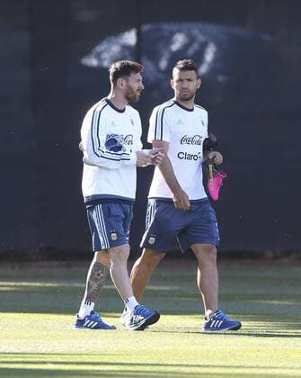Argentina player Lionel Messi (L) talks to team mate Sergio Aguero during a training session at the Starfire Sports in Seattle, Washington, United States, 13 June 2016. Argentina will face Bolivia tomorrow during their Copa America Group D match. EFE David Fernandez ARGENTINA S TRAINING SESSION !ACHTUNG: NUR REDAKTIONELLE NUTZUNG!  SEA012 20160614-636014729175677388