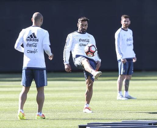 Argentina players Ezequiel Lavezzi (R), Ezequiel Lavezzi (C) and Javier Mascherano (L) holds a ball during a training session of the team at the Starfire Sports in Seattle, Washington, United States, 13 June 2016. Argentina will face Bolivia tomorrow during their Copa America Group D match. EFE David Fernandez ARGENTINA S TRAINING SESSION !ACHTUNG: NUR REDAKTIONELLE NUTZUNG!  SEA014 20160614-636014729203601388