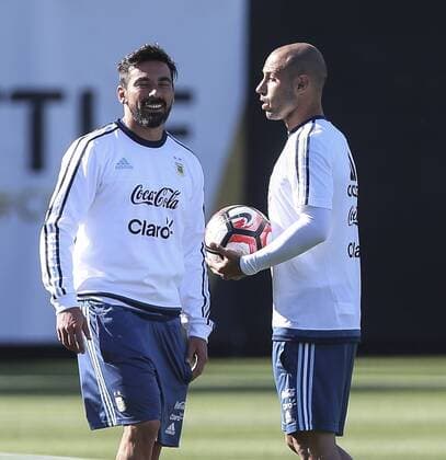 Argentina player Ezequiel Lavezzi (L) and team mate Javier Mascherano talk during a training session of the team at the Starfire Sports in Seattle, Washington, United States, 13 June 2016. Argentina will face Bolivia tomorrow during their Copa America Group D match. EFE David Fernandez ARGENTINA S TRAINING SESSION !ACHTUNG: NUR REDAKTIONELLE NUTZUNG!  SEA016 20160614-636014731233317388
