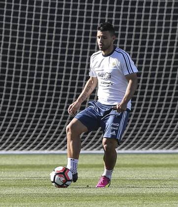 Argentina player Sergio Aguero kicks a ball during a training session of the team at the Starfire Sports in Seattle, Washington, United States, 13 June 2016. Argentina will face Bolivia tomorrow during their Copa America Group D match. EFE David Fernandez ARGENTINA S TRAINING SESSION !ACHTUNG: NUR REDAKTIONELLE NUTZUNG!  SEA017 20160614-636014731262021388