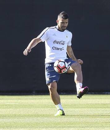 Argentina player Sergio Aguero kicks a ball during a training session of the team at the Starfire Sports in Seattle, Washington, United States, 13 June 2016. Argentina will face Bolivia tomorrow during their Copa America Group D match. EFE David Fernandez ARGENTINA S TRAINING SESSION !ACHTUNG: NUR REDAKTIONELLE NUTZUNG!  SEA018 20160614-636014731276061388