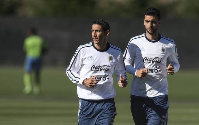 Argentina players Angel Di Maria (L) and Javier Pastore participate in a training session of the team at the Starfire Sports in Seattle, Washington, United States, 13 June 2016. Argentina will face Bolivia tomorrow during their Copa America Group D match. EFE David Fernandez ARGENTINA S TRAINING SESSION !ACHTUNG: NUR REDAKTIONELLE NUTZUNG!  SEA019 20160614-636014731935161388