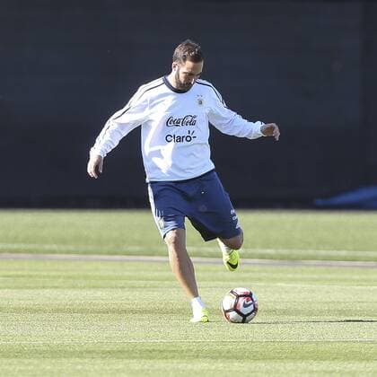 Argentina players Gonzalo Higuain participates in a training session of the team at the Starfire Sports in Seattle, Washington, United States, 13 June 2016. Argentina will face Bolivia tomorrow during their Copa America Group D match. EFE David Fernandez ARGENTINA S TRAINING SESSION !ACHTUNG: NUR REDAKTIONELLE NUTZUNG!  SEA020 20160614-636014731944365388