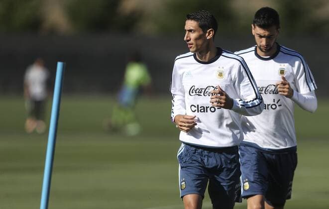 Argentina players Angel Di Maria (L) and Javier Pastore participate in a training session of the team at the Starfire Sports in Seattle, Washington, United States, 13 June 2016. Argentina will face Bolivia tomorrow during their Copa America Group D match. EFE David Fernandez ARGENTINA S TRAINING SESSION !ACHTUNG: NUR REDAKTIONELLE NUTZUNG!  SEA021 20160614-636014731957625388