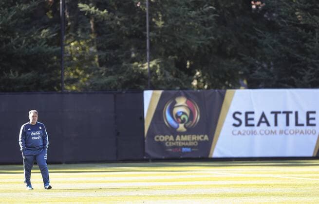 Argentina coach Gerardo Martino during a training session of the team at the Starfire Sports in Seattle, Washington, United States, 13 June 2016. Argentina will face Bolivia tomorrow during their Copa America Group D match. EFE David Fernandez ARGENTINA S TRAINING SESSION !ACHTUNG: NUR REDAKTIONELLE NUTZUNG!  SEA025 20160614-636014734579786373