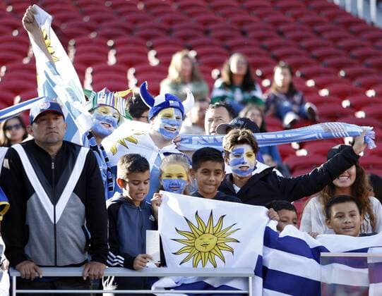 Fans cheer for their teams before the start of the match between Uruguay and Jamaica during the soccer game of Copa America Centenario in Santa Clara, California, United States, 13 June 2016. URUGUAY VS JAMAICA !ACHTUNG: NUR REDAKTIONELLE NUTZUNG!  STC001 20160614-636014735212181995