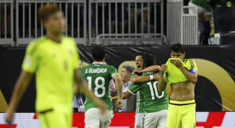 Copa America, Mexiko - Venezuela Mexico forward Jesús Manuel Corona (2R) celebrates after scoring a goal with teammate forward Javier Hernández (3R) during their COPA America 2016 match against Venezuela at NRG Stadium in Houston, Texas, USA, 13 June 2016. The match ended in a 1-1 draw. MEXICO VS VENEZUELA !ACHTUNG: NUR REDAKTIONELLE NUTZUNG!  HST025 20160614-636014765820665078