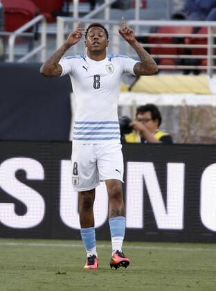 Uruguay player Abel Hernandez (C) reacts after scoring the first goal of the game against Jamaica in the first half during the soccer game of Copa America Centenario in Santa Clara, California, EEUU, 13 June 2016. URUGUAY VS JAMAICA !ACHTUNG: NUR REDAKTIONELLE NUTZUNG!  STC001 20160614-636014782339156768