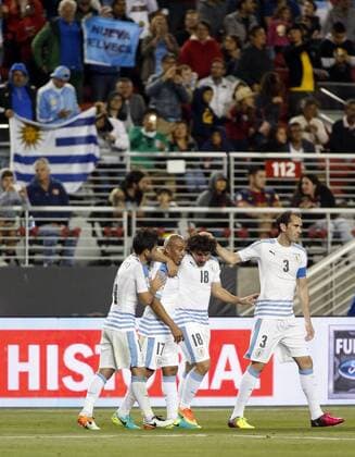 Uruguay player Matias Corujo (C) celebrates with his teammates after scoring a goal against Jamaica in the second half during the soccer game of Copa America Centenario in Santa Clara, California, EEUU, 13 June 2016. URUGUAY VS JAMAICA !ACHTUNG: NUR REDAKTIONELLE NUTZUNG!  STC001 20160614-636014857420012148