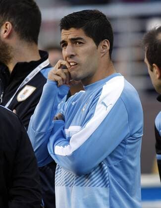 Uruguay player Luis Suarez on the sidelines before the start of the game against Jamaica during the soccer game of Copa America Centenario in Santa Clara, California, EEUU, 13 June 2016. Suarez did not play because of injury. URUGUAY VS JAMAICA !ACHTUNG: NUR REDAKTIONELLE NUTZUNG!  STC001 20160614-636014879705454635
