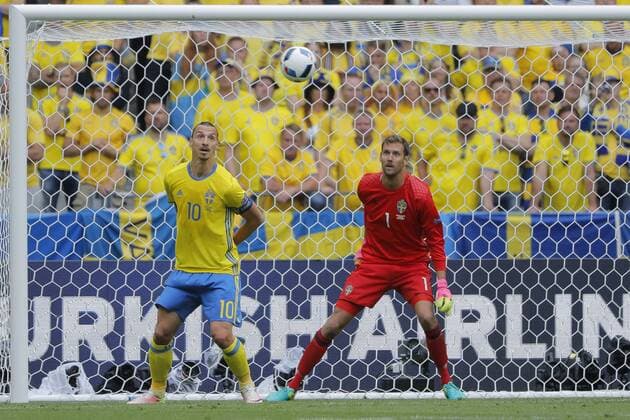 Zlatan Ibrahimovic (SWE), Andreas Isaksson (SWE) Fussball, Länderspiel Nationalteam, Irland vs. Schweden - UEFA EURO EM Europameisterschaft Fussball 2016 - Groupe E - 13 06 2016 StephaneAllaman Panoramic 