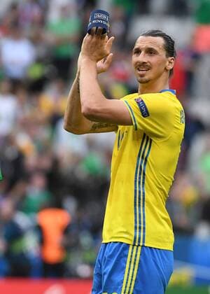 13.06.2016, xpsx, Fussball EM 2016, Irland . Schweden, emspor, v.l. Zlatan Ibrahimovic (Schweden) bedankt bedanken sich bei den Fans Paris