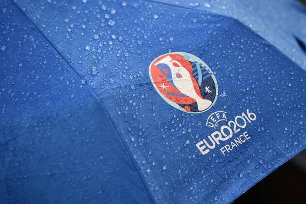 Regentropfen auf einem Regenschirm mit Euro 2016 Emblem.Randmotiv. Vorrunde Gruppe E, Spiel M10,Belgien (BEL)-Italien (ITA) 0-2. am 13.06.2016 in Lyon,Stade Parc Olympique Lyonnais. Fussball EM 2016 in Frankreich vom 10.06. - 10.07.2016.