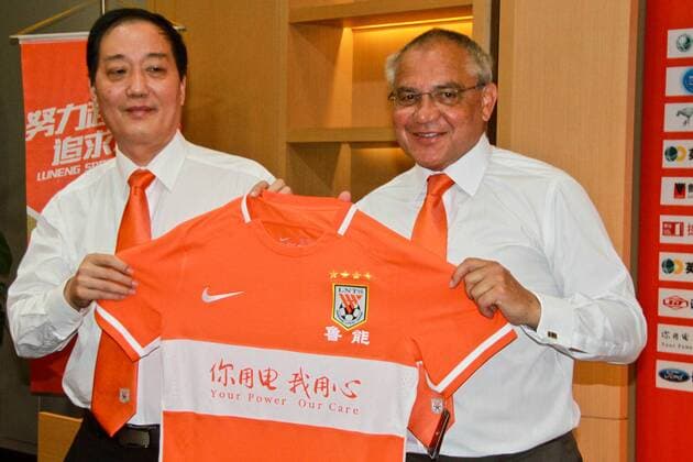 Bilder des Tages - SPORT JINAN, CHINA - JUNE 14: (CHINA OUT) Felix Magath (R) is appointed as new manager of Shandong Luneng Taishan FC at a press conference PK Pressekonferenz on June 14, 2016 in Jinan, Shandong Province of China.  CFP486302910 