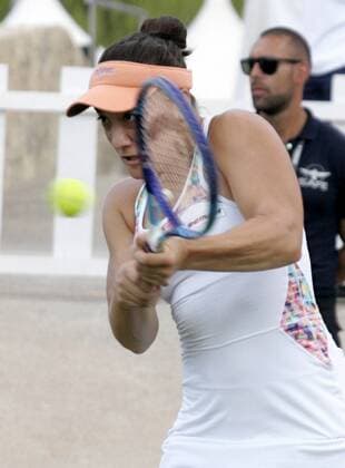 Montenegran tennis player Danka Kovinic hits the ball against Canadian Eugenie Bouchard during their WTA Tennis Damen Mallorca Open tennis tournament s first round match in Santa Polsan, Majorca island, eastern Spain, 14 June 2016. Eugenie Bouchard vs. Danka Kovinic !ACHTUNG: NUR REDAKTIONELLE NUTZUNG!  20160614-636015097193407125