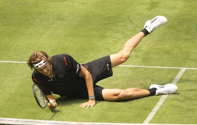 Foto : Alexander ZVEREV ( GER ) kommt zu Fall Tennis-Turnier Gerry Weber Open im westfälischen Halle am Di. 14.06.2016