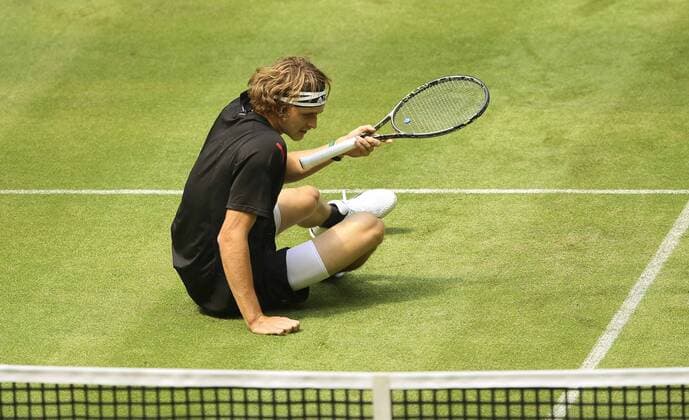 Foto : Alexander ZVEREV ( GER ) kommt zu Fall Tennis-Turnier Gerry Weber Open im westfälischen Halle am Di. 14.06.2016
