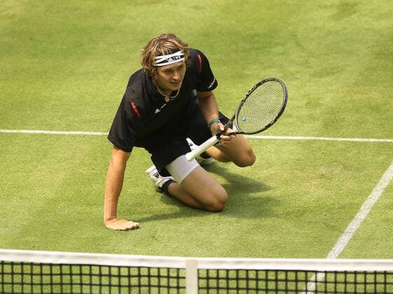Foto : Alexander ZVEREV ( GER ) kommt zu Fall Tennis-Turnier Gerry Weber Open im westfälischen Halle am Di. 14.06.2016