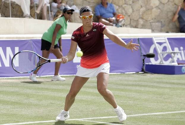 Belgian Kirsten Flipkens returns the ball to Spanish Garbine Muguruza during the first round of the Mallorca Open 2016 played at Santa Ponsa court in Majorca, Balearics Islands, Spain on 14 June 2016. Kirsten Flipkens won 6-3 and 6-4. Garbine Muguruza vs Kirsten Flipkens !ACHTUNG: NUR REDAKTIONELLE NUTZUNG!  20160614-636015266201758472