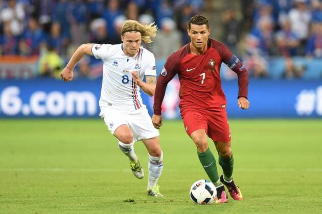 Fussball, Herren, Saison 2015 16, EM 2016 in Frankreich, Gruppe F (1. Spieltag) in Saint-Etienne, Portugal - Island, Birkir Bjarnason (Nr. 8, Island), Cristiano Ronaldo (Nr. 7, Portugal), 14.06.2016,