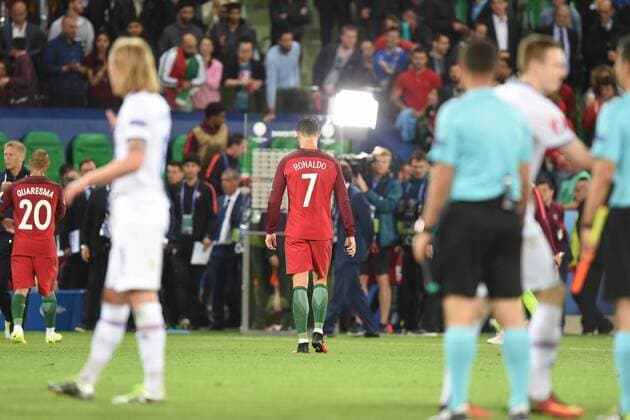 Bilder des Tages - SPORT Fussball, Herren, Saison 2015 16, EM 2016 in Frankreich, Gruppe F (1. Spieltag) in Saint-Etienne, Portugal - Island 1:1, Cristiano Ronaldo (Nr. 7, Portugal) geht enttäuscht vom Platz, 14.06.2016,