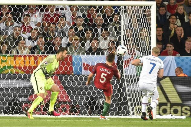 Rui Patricio et Raphael Guerreiro (portugal) vs Johann Gudmundsson (Island) FOOTBALL : Portugal vs Island - UEFA EURO EM Europameisterschaft Fussball 2016 - Saint Etienne - 14 06 2016 FredericChambert 