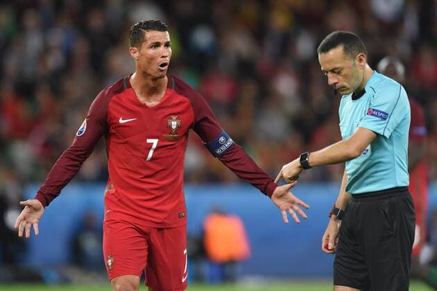 Fussball, Herren, Saison 2015 16, EM 2016 in Frankreich, Gruppe F (1. Spieltag) in Saint-Etienne, Portugal - Island 1:1, Cristiano Ronaldo (Nr. 7, Portugal) diskutiert mit SR Cüneyt Cakir (Türkei), 14.06.2016,
