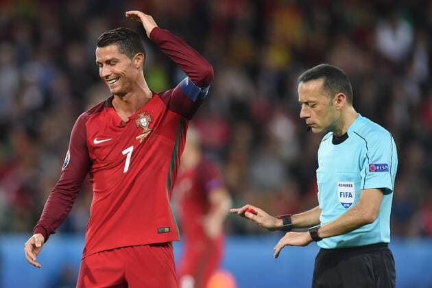 Fussball, Herren, Saison 2015 16, EM 2016 in Frankreich, Gruppe F (1. Spieltag) in Saint-Etienne, Portugal - Island 1:1, Cristiano Ronaldo (Nr. 7, Portugal) diskutiert mit SR Cüneyt Cakir (Türkei), 14.06.2016,